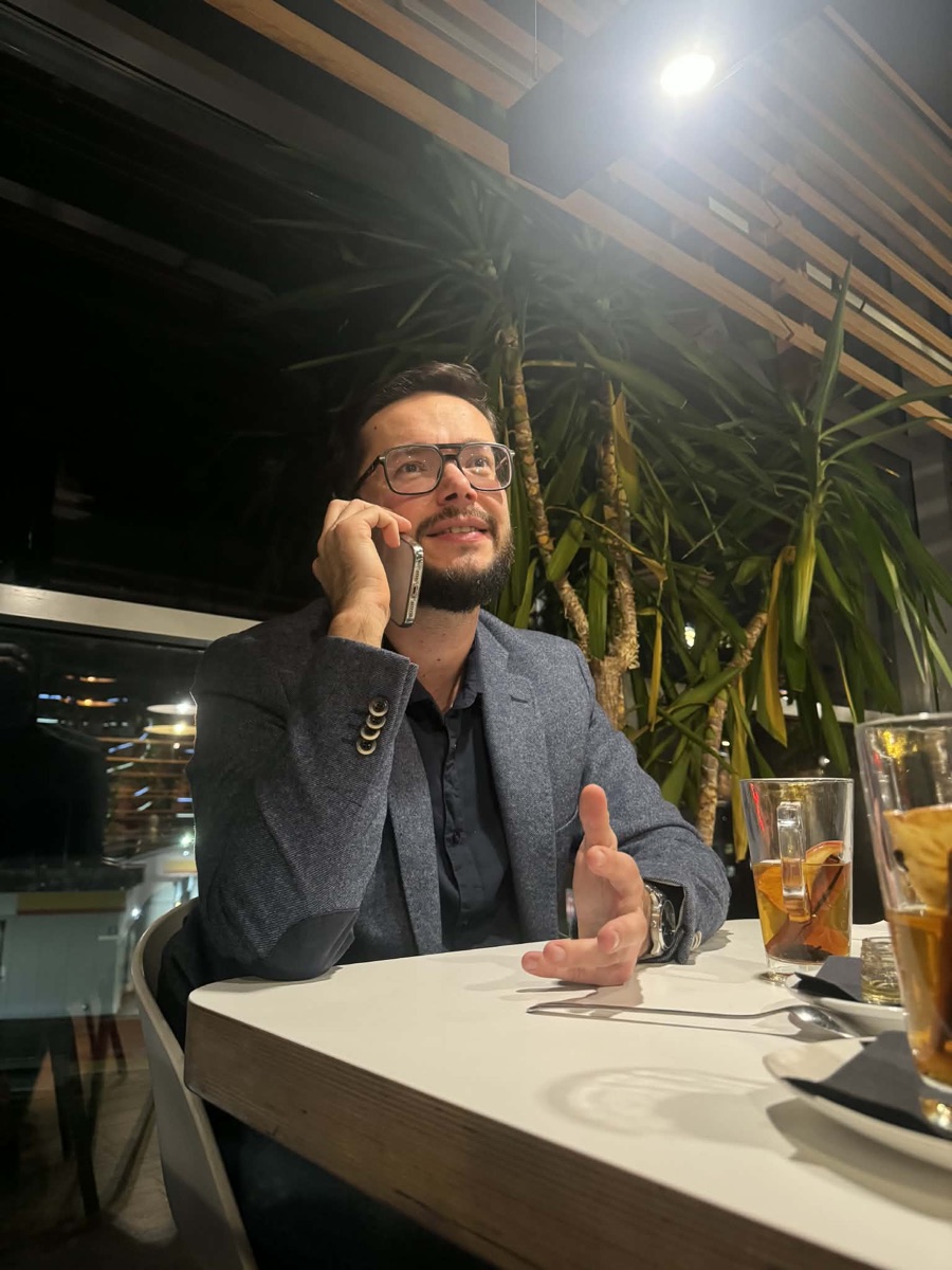 Właściciel sam wieczorem, wciąż przy telefonie